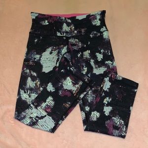 Patterned Lululemon cropped wonder under leggings